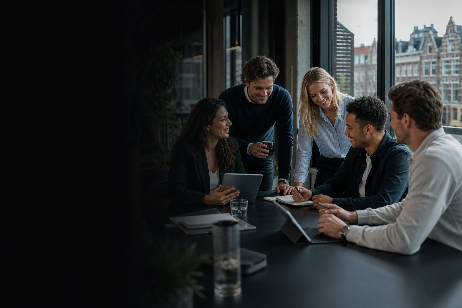 Ambitieus salesteam in een Amsterdams kantoor.